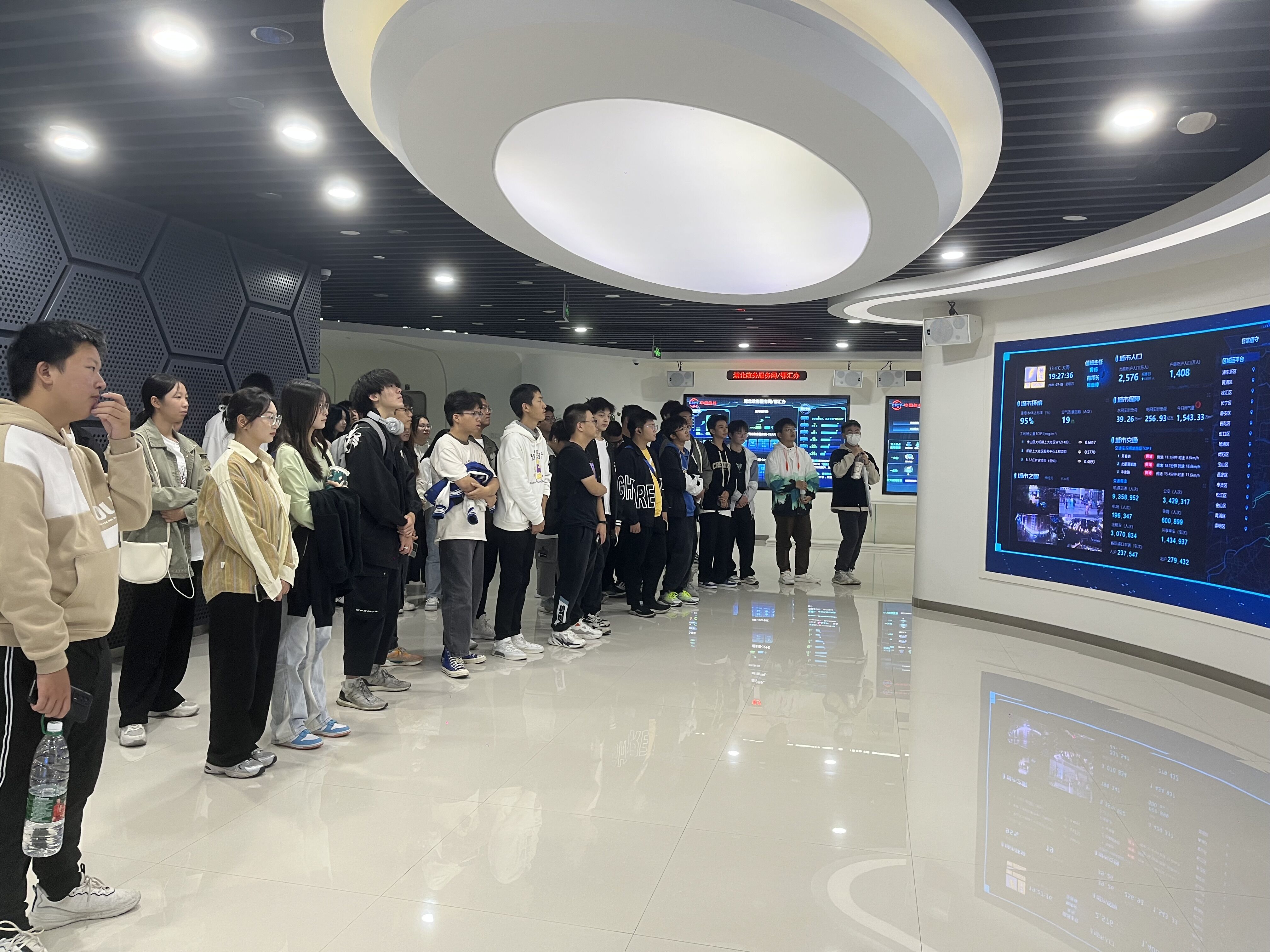 了解专业前景 感受工匠精神——计算机与信息工程学院组织学生参观中信科集